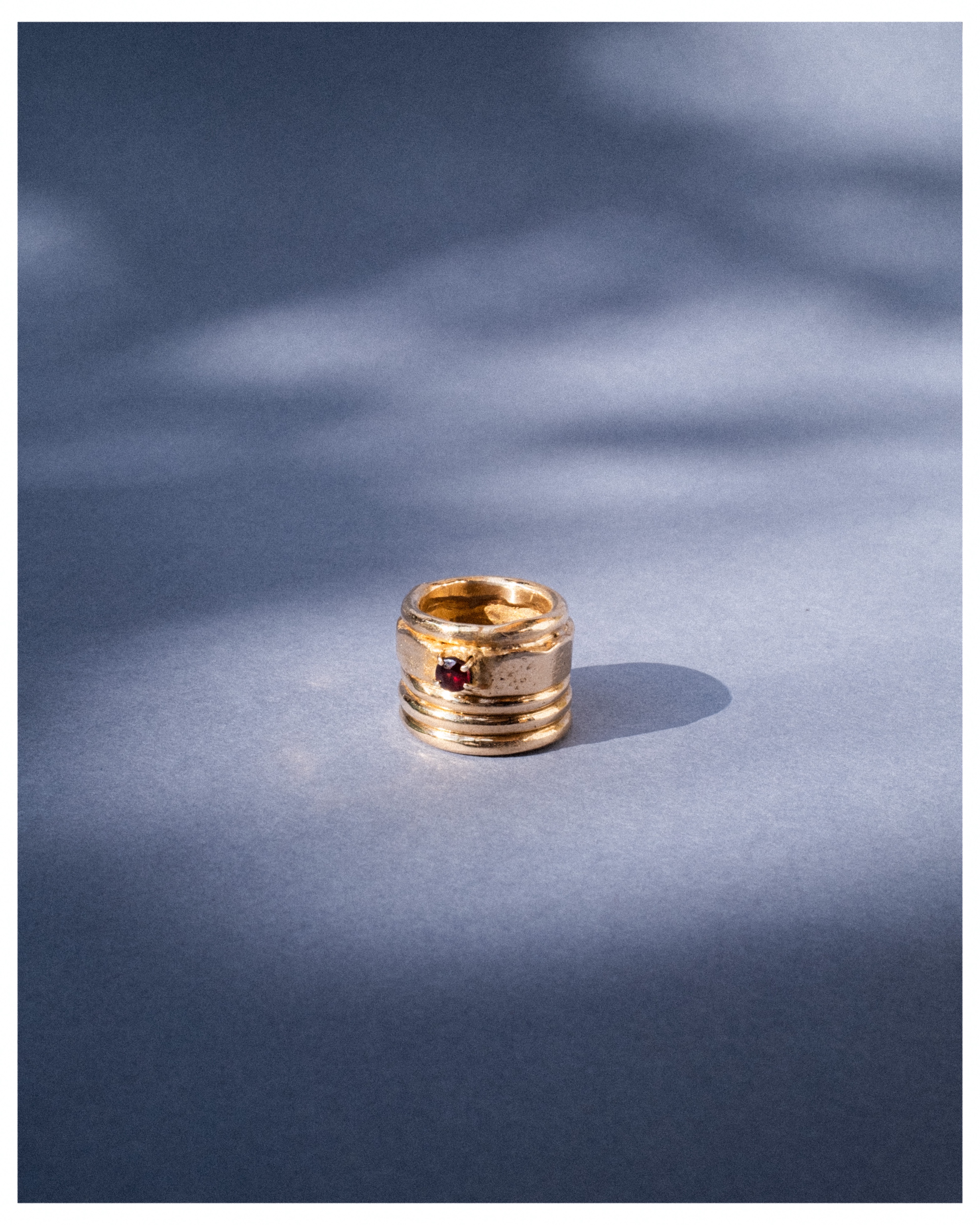 Anello Bottega Agata su sfondo blu