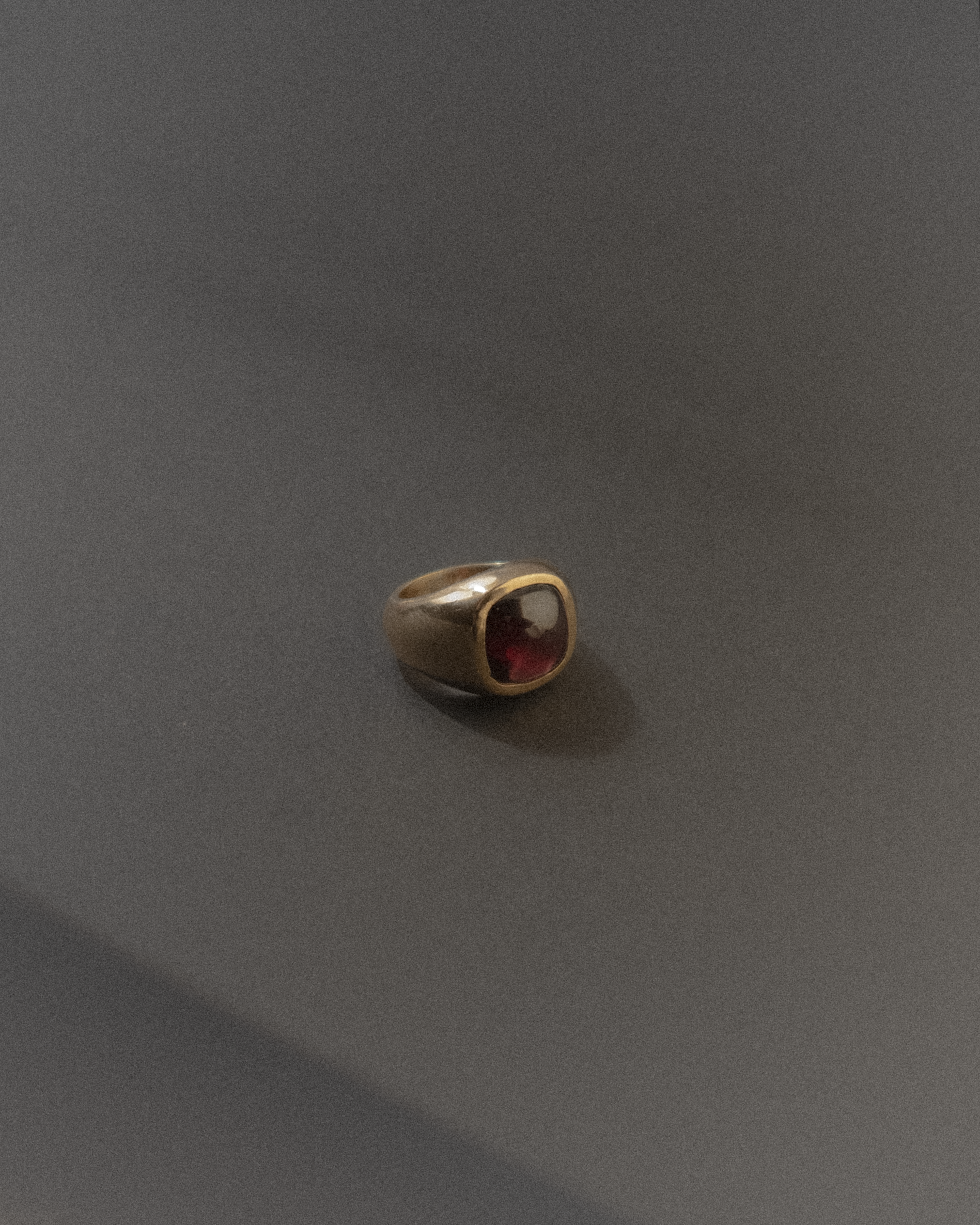 Anello Bottega Agata con pietra rossa su sfondo scuro